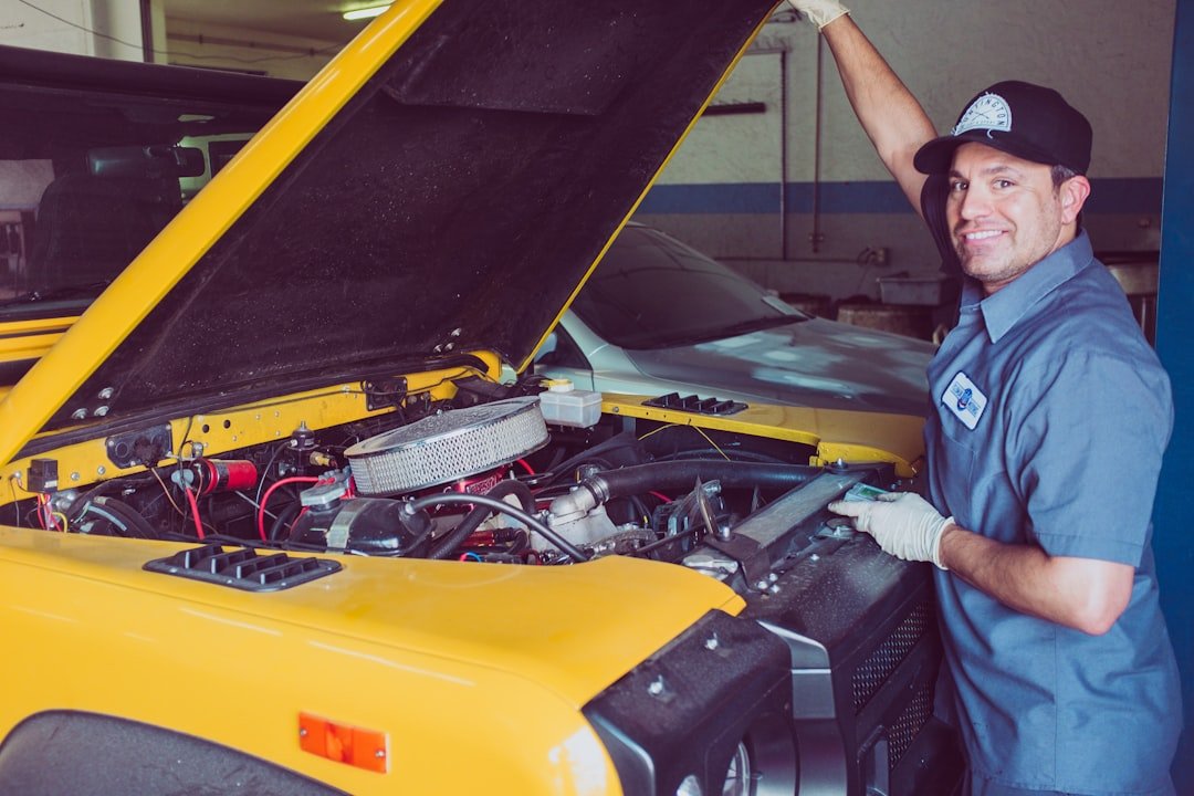 man-holding-open-wide-car-trunk-2k-pg95qli